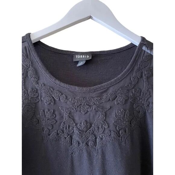 EUC Torrid Embroidered Black Sleeveless Women’s Tank Top - Picture 2 of 4